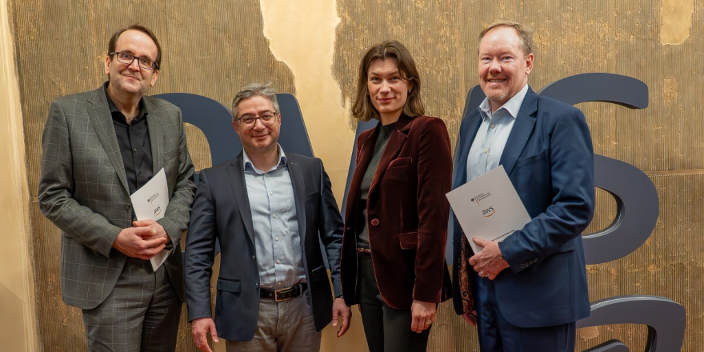 Ein Foto von Thomas Caspers, Vizepräsident des BSI & Max Peterson, Vice President Sovereign Cloud bei AWS