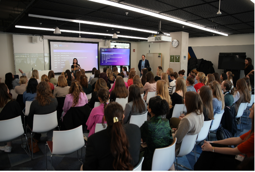 Begrüßung durch Ana da Motta, Senior Manager Digital Policy & AI bei AWS Public Policy und Philip von Haehling, Head of Germany for AWS Public Sector