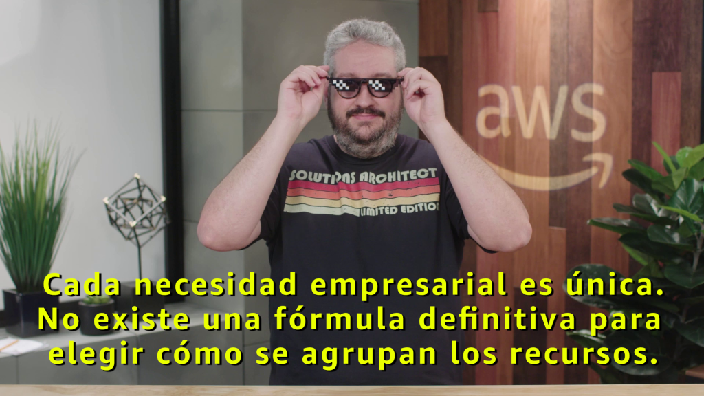 Raf enseñando en un estudio, usando divertidas gafas de sol pixeladas, con una leyenda en la imagen que dice: “Cada necesidad empresarial es única. No existe una fórmula definitiva para elegir cómo se agrupan los recursos”.
