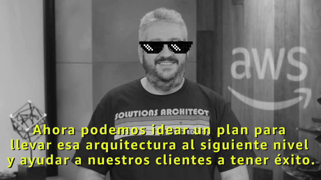 Raf enseñando en un estudio, usando nuevamente las graciosas gafas de sol pixeladas, con una leyenda en la imagen que dice "Ahora podemos idear un plan para llevar esa arquitectura al siguiente nivel y ayudar a nuestros clientes a tener éxito".