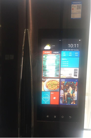この図は、冷蔵庫のドアに Android タブレットを使用してエンドユーザーインターフェイスを提供し、冷蔵庫のドアの内側に設置された複数のカメラを提供して AWS IoT に接続冷蔵庫を示しています。