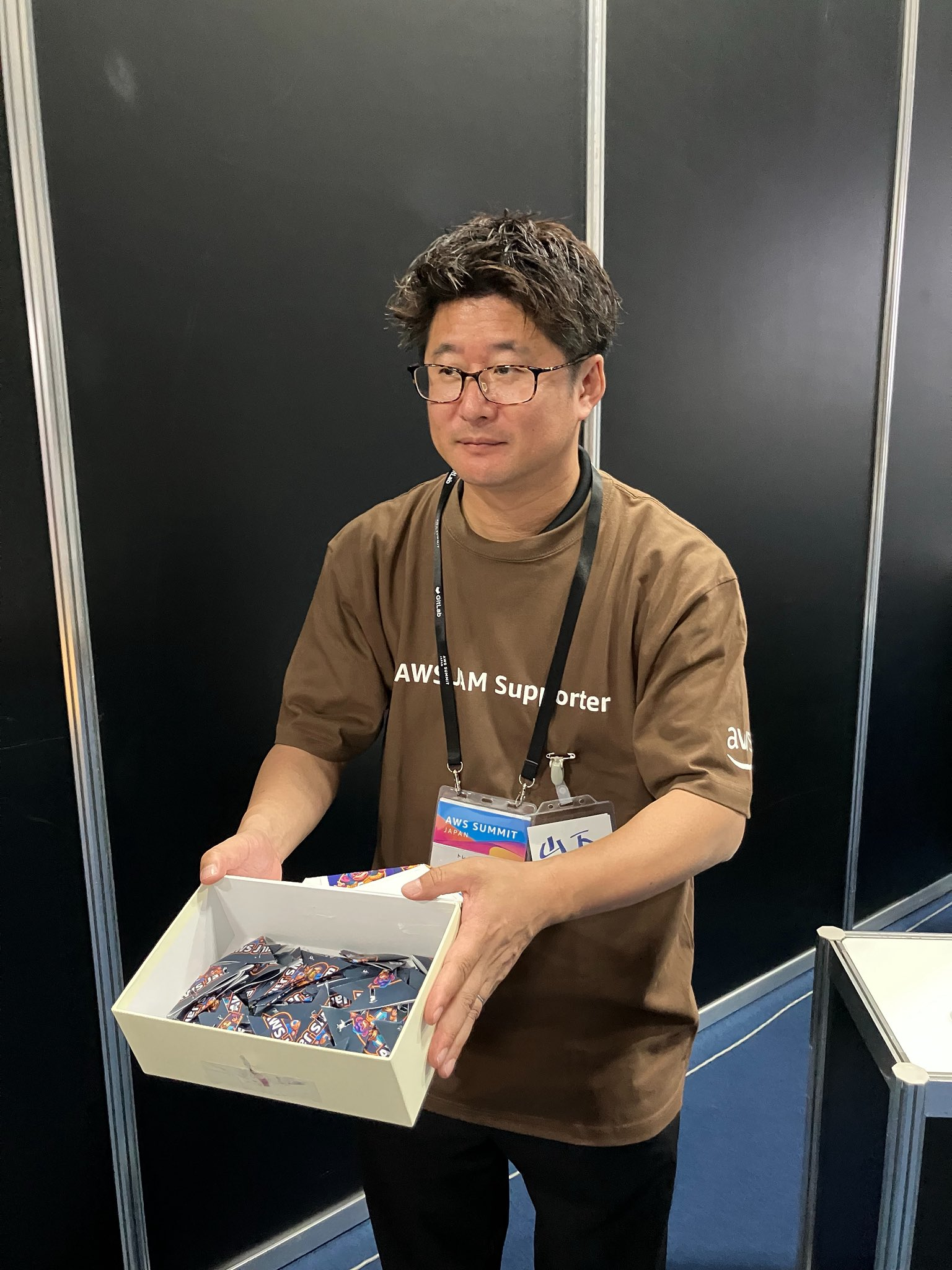 くじ引きを担当するトレノケート 山下さん