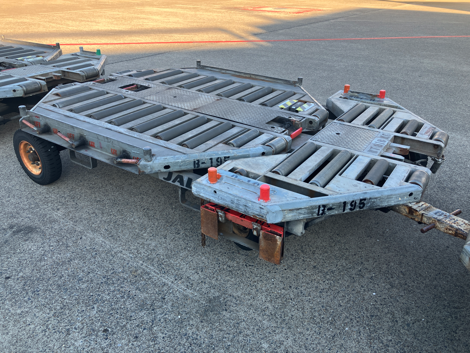 コンテナ搭載前のドーリー